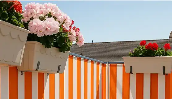 Balkon Sichtschutz orange gestreift – dekorative Balkonumrandung Balkontuch orange gestreift am Balkon